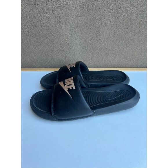 Nike Slides Womens 10 Black Rosegold Spell Out Logo Slip On Pool Shower Sandals - Picture 3 of 6